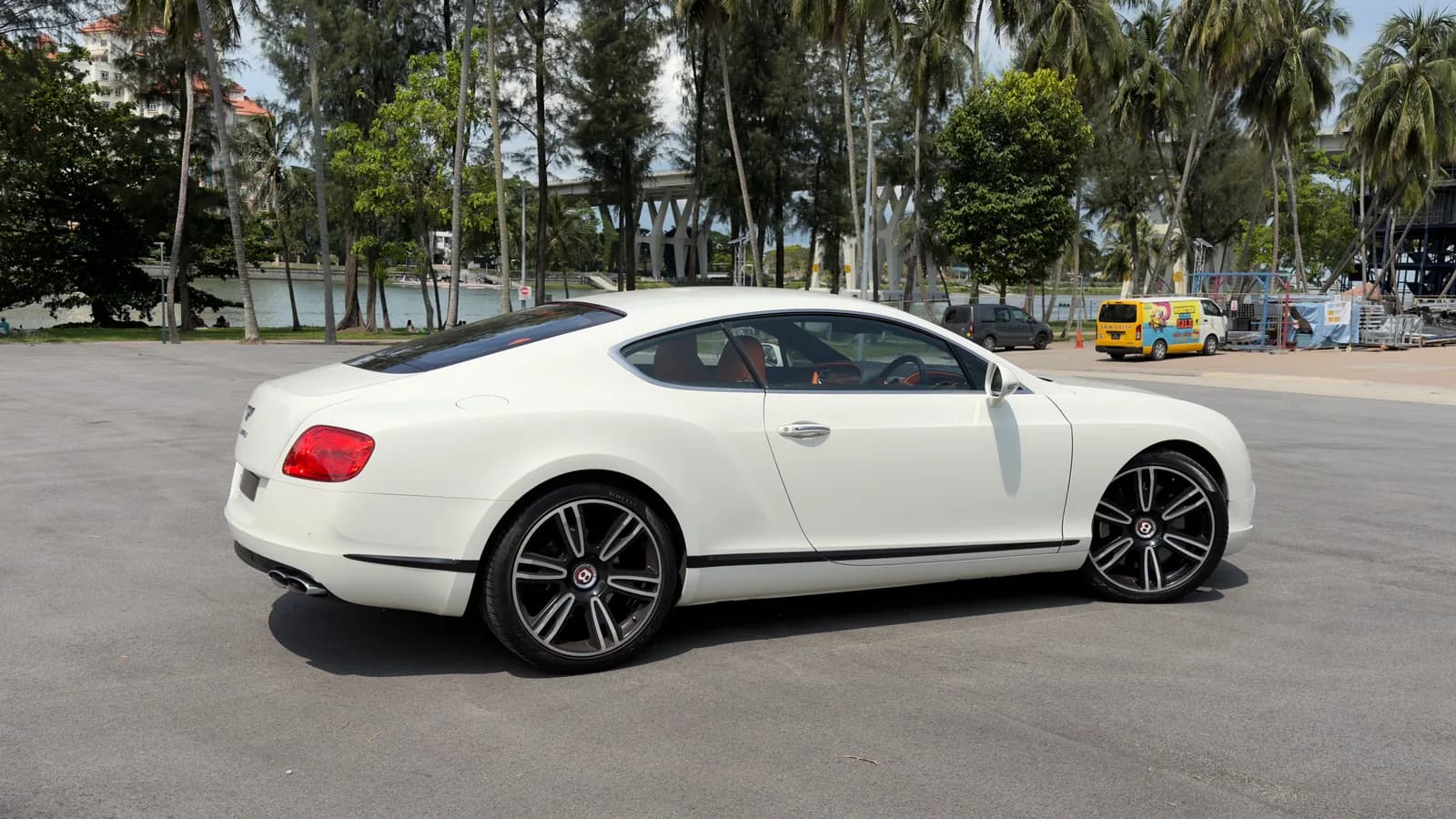 Bentley Continental GT photo 2